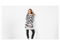 Vrouw in zwart-wit gestreepte top met lange mouwen en zwarte legging.