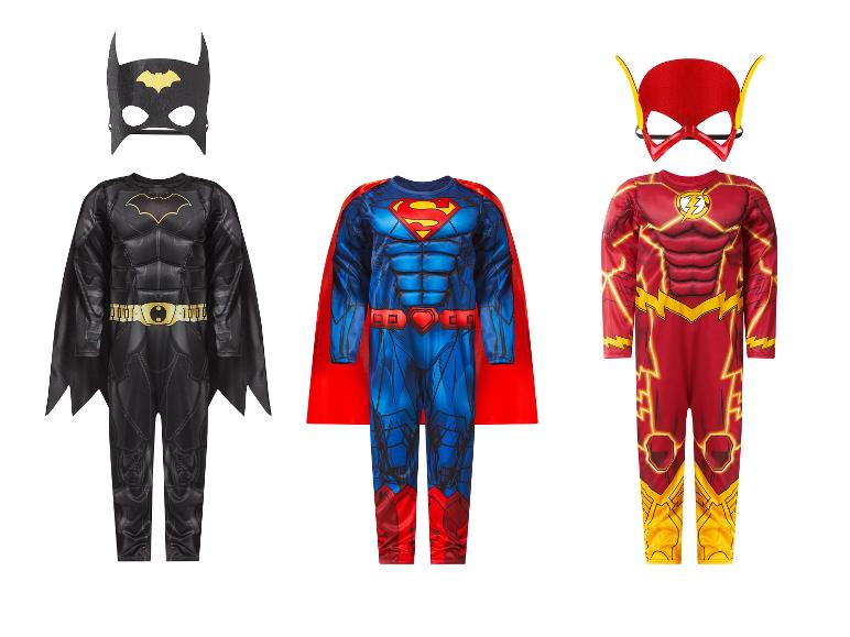 Drie superheldenkostuums: Batman, Superman en Flash, elk met masker en jumpsuit.
