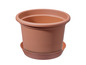 Een terracotta bloempot met bijbehorende schotel
