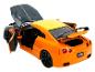 Een oranje Nissan GT-R speelgoedauto met open deuren en achterklep.
