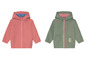 Twee kinderjasjes met capuchon: één roze en één groen met bloemenprint.