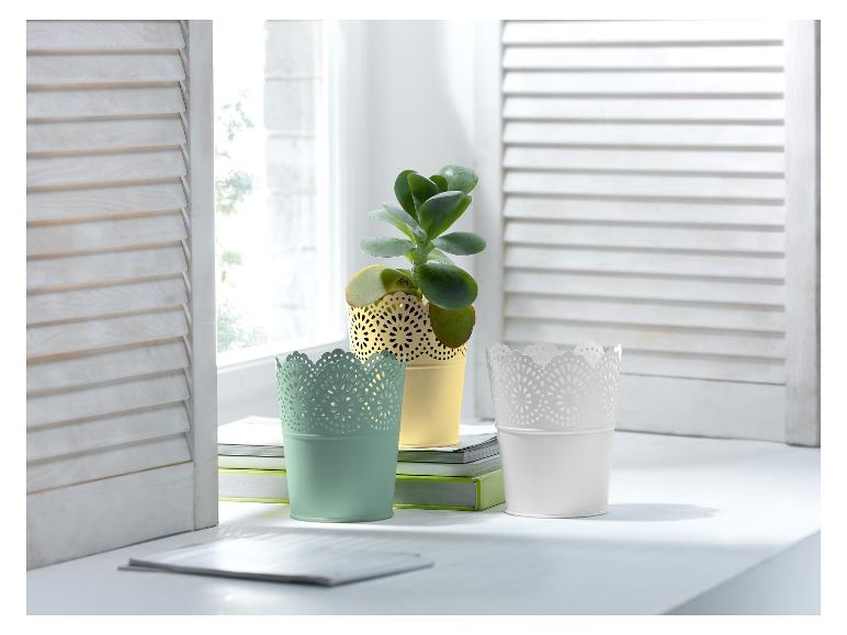 Drie decoratieve bloempotten met een plant in een gele pot.