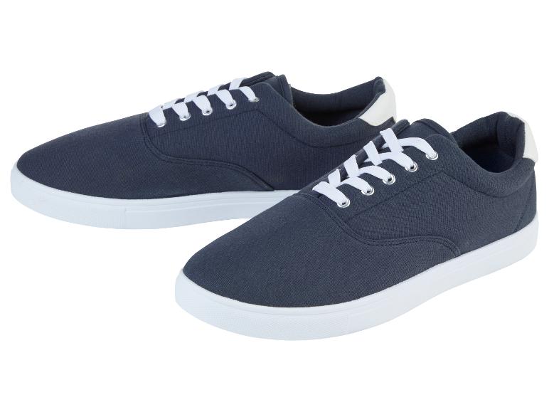 Twee paar donkerblauwe canvas sneakers met witte veters.