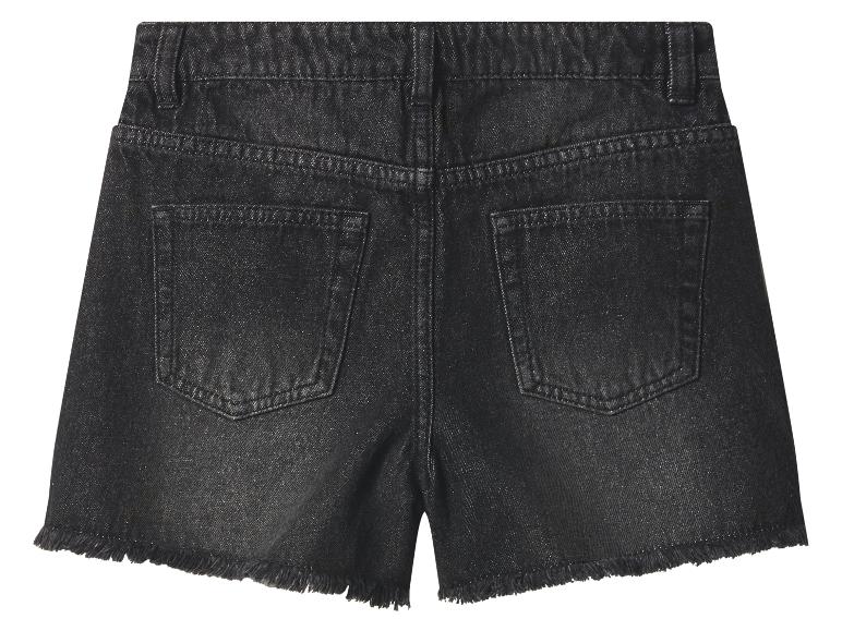 Zwarte denim shorts met gerafelde zoom, achteraanzicht.