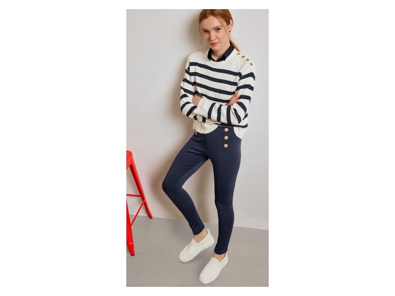 Vrouw in gestreepte ESMARA® gebreide trui en donkere broek.