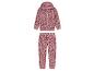 Een roze hoodie en joggingbroek met hartjesprint