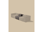 Modulaire bank met lichtbeige en donkergrijze secties en kussens.