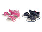 Twee paar roze en blauwe sandalen voor kinderen.