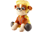 Pluche speelgoed van een bruin en geel hondenkarakter in een oranje en geel uniform.