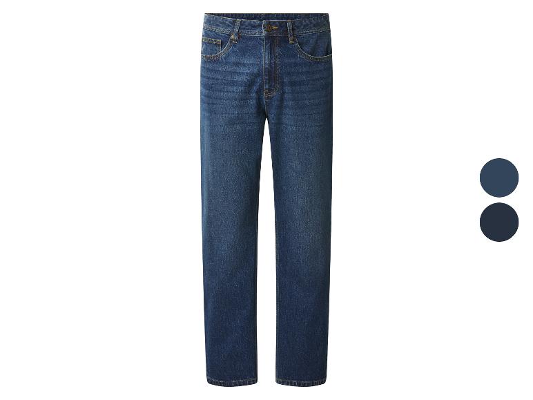 Herenjeans met rechte pijpen in donkerblauw denim, getoond met twee kleuropties.