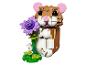 Speelgoedhamsterfiguur met paarse bloem, gemaakt van bouwstenen.