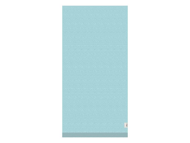 Lichtblauwe handdoek met een gestructureerd patroon en een klein s.Oliver label