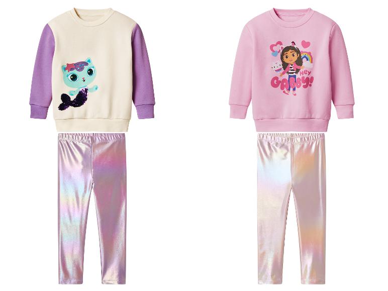Twee Gabby's Dollhouse thema sweatshirt- en legging sets voor kinderen.
