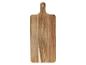 Houten snijplank met handvat en metalen oogje, geïsoleerd op een witte achtergrond.