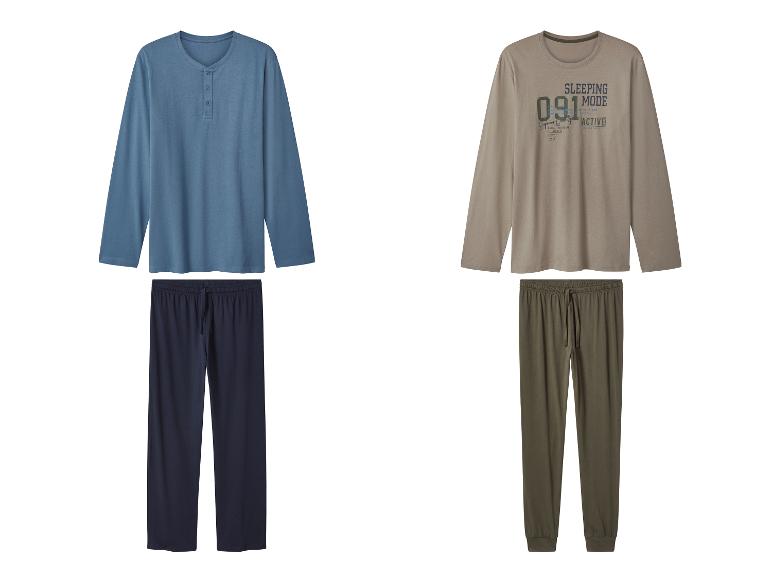 Twee herenpyjamasets, één blauw en één beige, met lange mouwen en bijpassende broeken.
