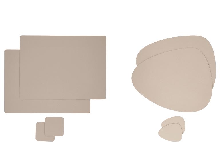 Twee sets placemats en onderzetters: rechthoekig en organisch gevormd, in een lichte beigetint.