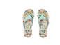 Teenslippers met tropische bloemenprint en lichtblauwe bandjes.