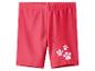 Rode zwemshort voor kinderen met witte pootafdrukken.