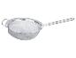 Een zilveren zeef met een handvat.