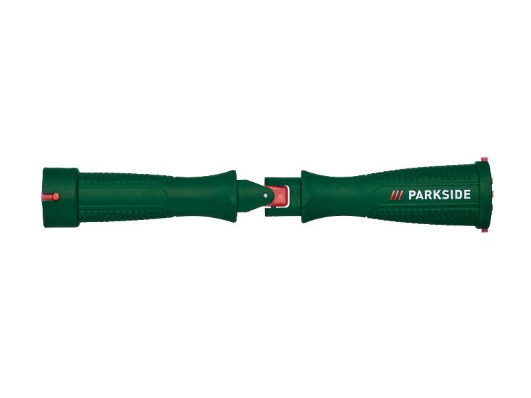 Groen en rood telescopisch tuingereedschap met getextureerde handvatten en logo.