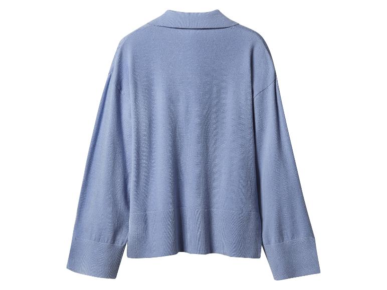 Lichtblauwe trui met lange mouwen en polokraag, van achteren gezien.