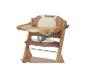 Houten kinderstoel met bruine en crèmekleurige bekleding en veiligheidsgordels.