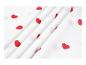 Gevouwen witte stof met rood hartjespatroon