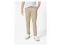 Beige broek en witte sneakers voor heren.