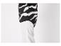 Zwart-wit zebraprint overhemd en witte broek.