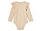 Beige baby romper met lange mouwen en kant details.