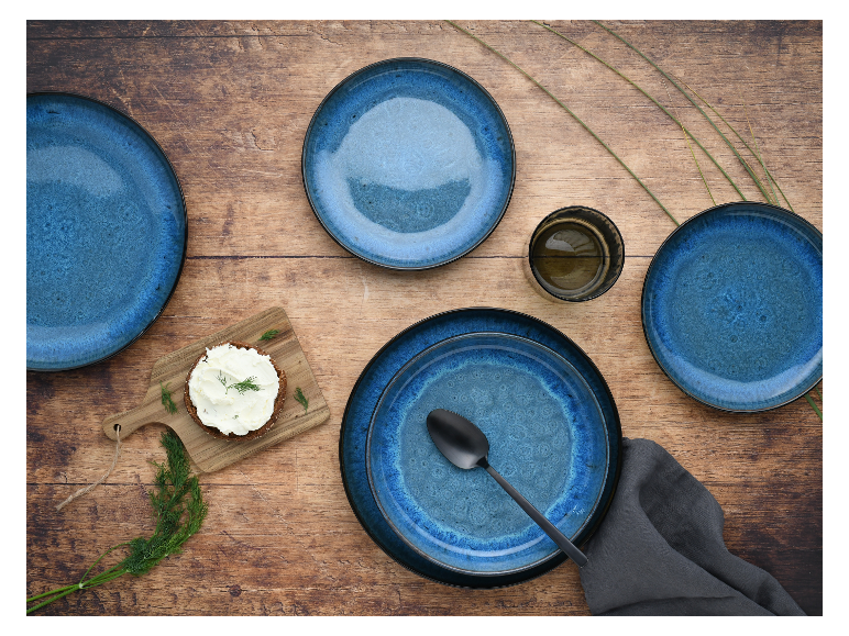 Handgemaakte blauwe servies: borden, schaal. Rustieke stijl.
