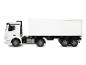 Wit speelgoed vrachtwagen met witte aanhanger, op een witte achtergrond.