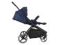 Een blauwe kinderwagen met grote wielen en een opbergmand.