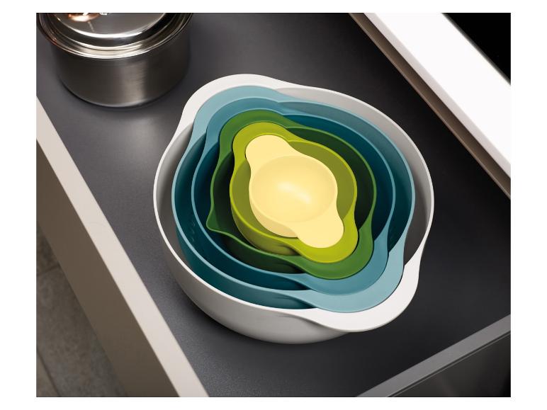 Set mengkommen en kookpannen in een keukenlade.