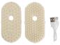 Twee beige massagepads met noppen en een witte USB-oplaadkabel.