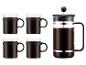 Een French press koffiezetapparaat en vier bijpassende koffiemokken gevuld met koffie.