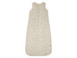 Beige slaapzak met stippenpatroon.