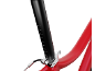 Close-up van een rood fietsframe met een zwarte zadelpen en zilveren klem.