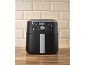 Zwarte airfryer met digitaal display en bedieningsknoppen op een houten aanrecht.