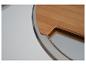 Houten snijplank met metalen handvat op een witte achtergrond.