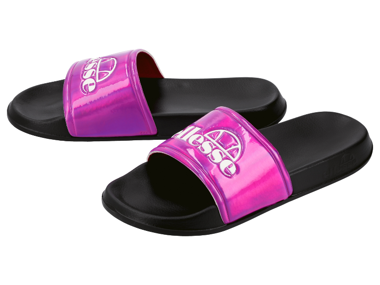 Zwarte Ellesse slippers met paarse, glanzende band.