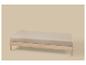 Lichtbeige gestoffeerde bank met een licht houten frame op een beige achtergrond.