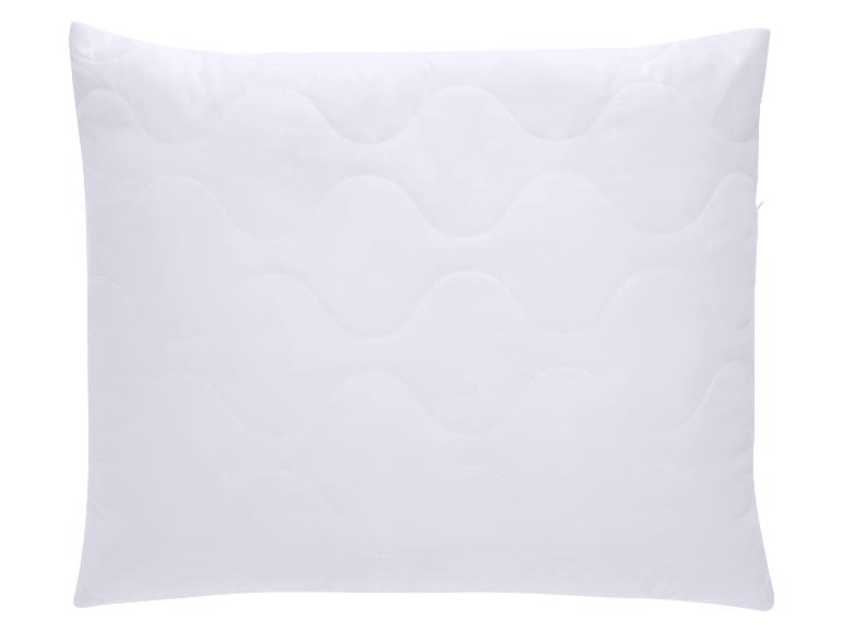 Wit gewatteerd kussen met een golvend patroon