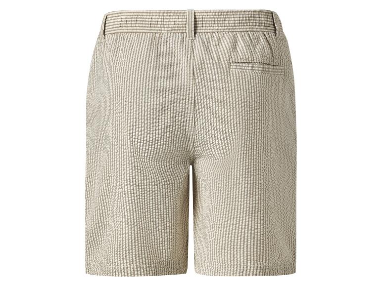 Beige shorts met fijne strepen, achterkant.