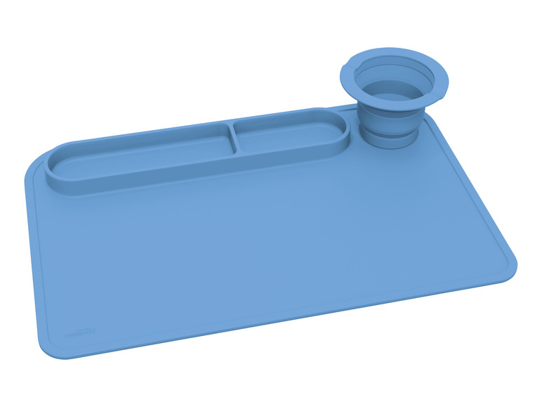 Een blauwe siliconen eetmat met een bekerhouder van Crelando.