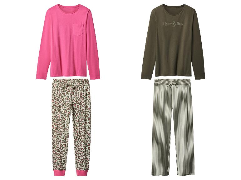 Twee sets damespyjama's: één roze met luipaardprint broek, één olijfgroen met gestreepte broek.