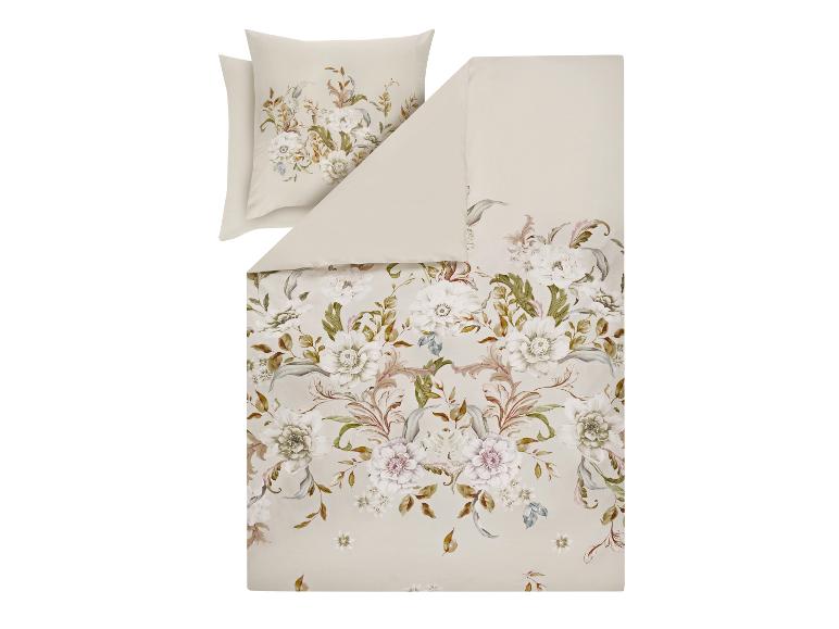 Beige beddengoedset met bloemenpatroon.