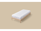 Wit matras op houten bedframe op beige achtergrond.