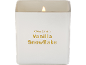 Witte kerstkaars met brandende lont, gelabeld 'Vanilla Snowflake'.