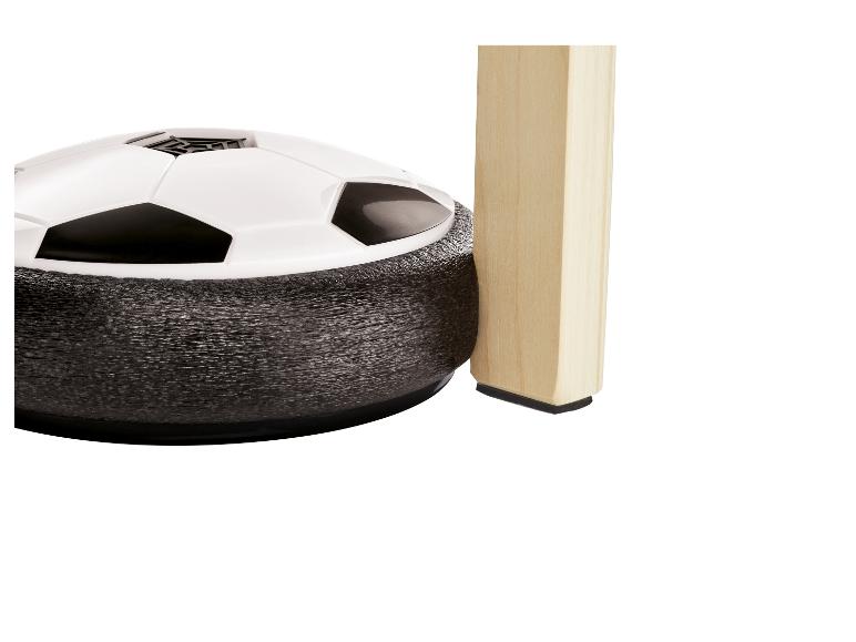 Zwevende voetbal met zachte bumper, naast een houten tafelpoort.